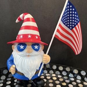 🇺🇲Patriotic Gnome Figurine with American Flag – Brand New.